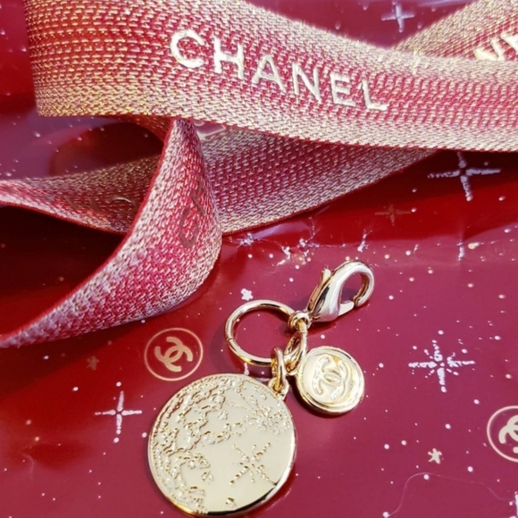 Chanel Authentic Charm Round from Holiday 2022 - Picture 3 of 3